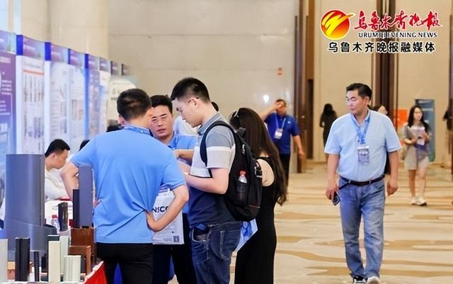 　　会议期间，企业展示和交流复合材料技术和产品。（组委会供图）