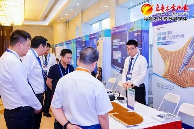 　　会议期间，企业展示和交流复合材料技术和产品。（组委会供图）