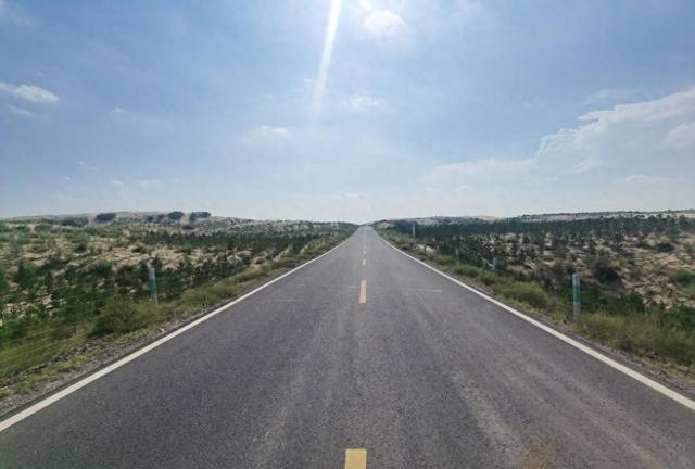 横穿科尔沁沙地的乌白公路。 新华社记者古一平 摄