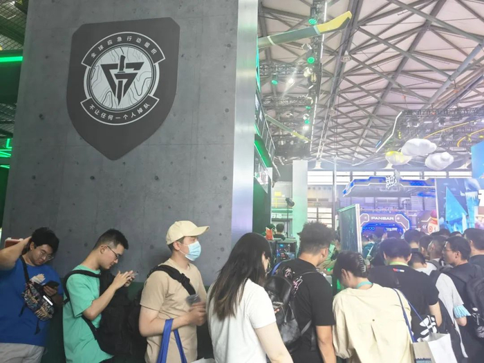 试玩队伍环绕展区半圈