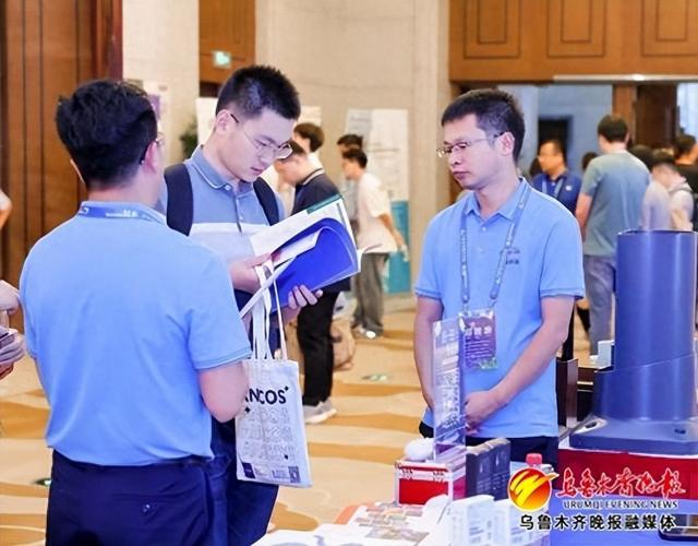 　　会议期间，企业展示和交流复合材料技术和产品。（组委会供图）