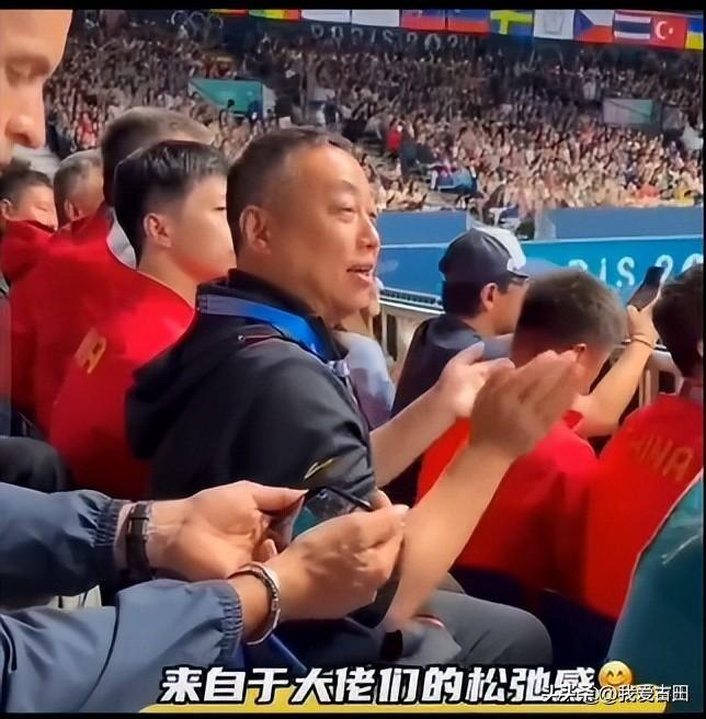 孙颖莎藏不住了，在巴黎对王楚钦又是揪衣服，又是摸裤子的！好磕-孙颖莎王楚钦采访捏脸