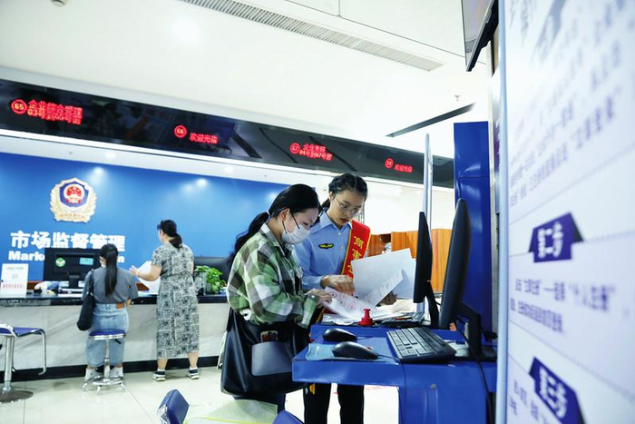     南宁市市场监管局工作人员向办事群众提供服务。    （何正君 摄）