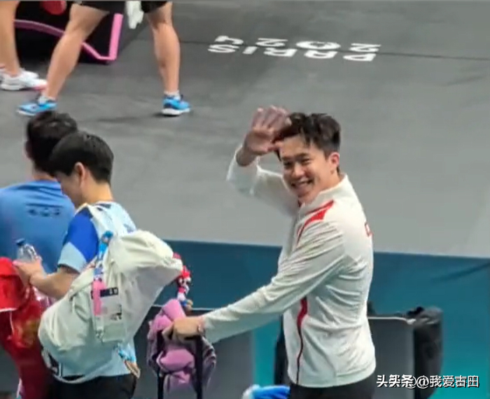 孙颖莎藏不住了，在巴黎对王楚钦又是揪衣服，又是摸裤子的！好磕-孙颖莎王楚钦采访捏脸