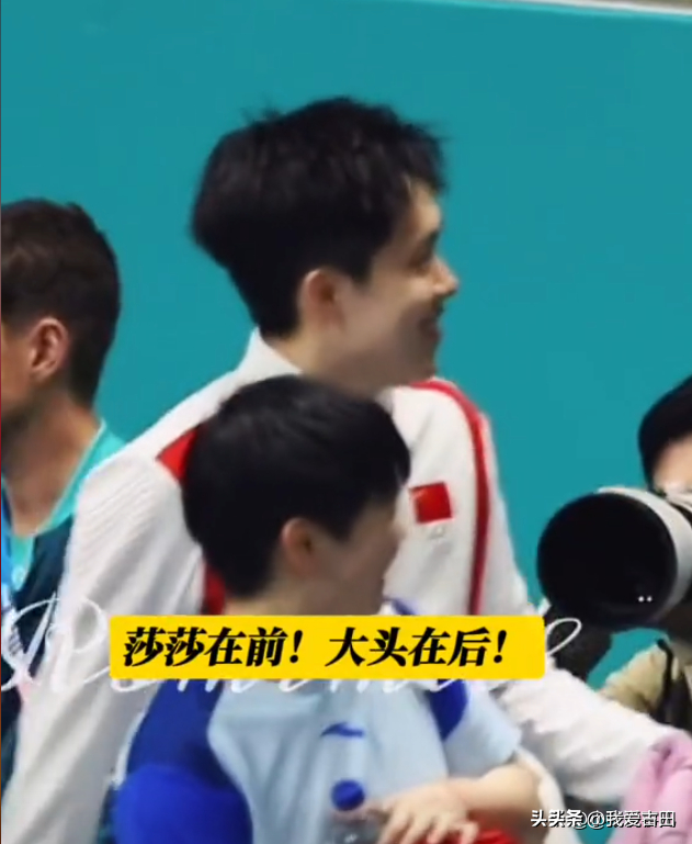 孙颖莎藏不住了，在巴黎对王楚钦又是揪衣服，又是摸裤子的！好磕-孙颖莎王楚钦采访捏脸