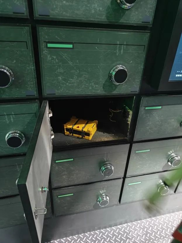 其他玩家开出的“小金”军用炸药