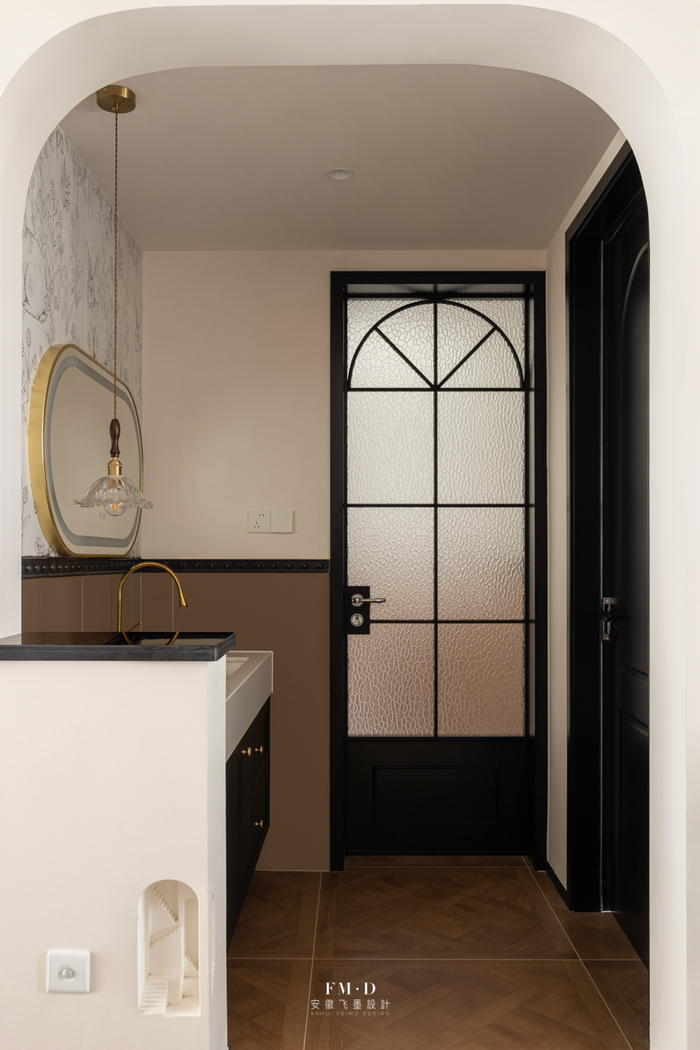 利用电视墙做隔断,对比一面实体电视墙来说,半墙 吧台的样式,更适合