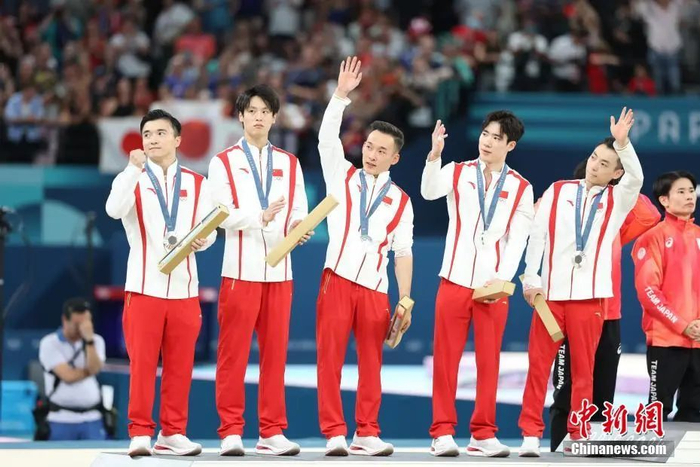 图为中国队选手在颁奖仪式上。中新社记者 盛佳鹏 摄