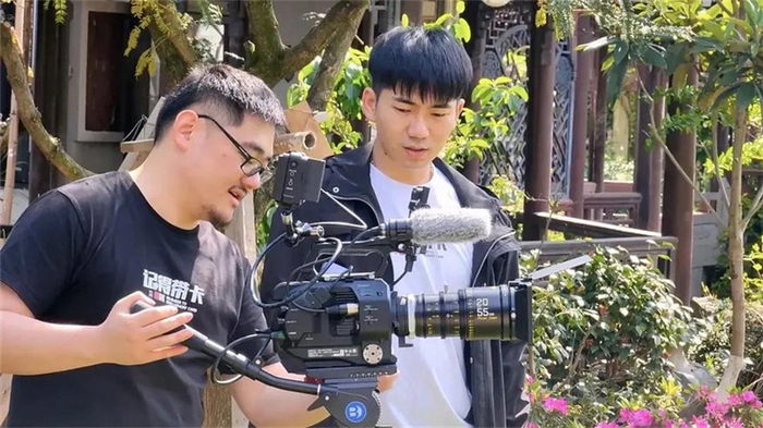 傅宗盛为《上流》掌机片场照