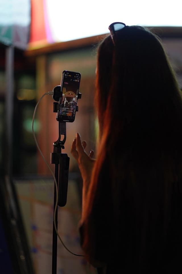 在八大局直播的博主 王雨 摄