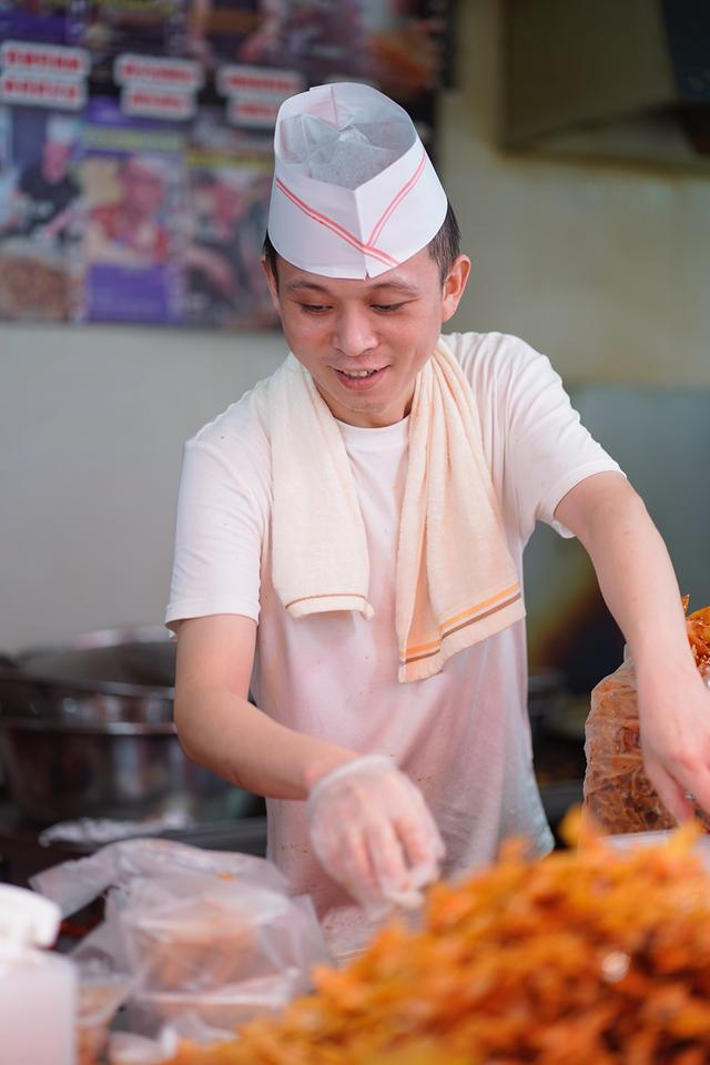 在门店卖炒锅饼的许洪学 王雨 摄