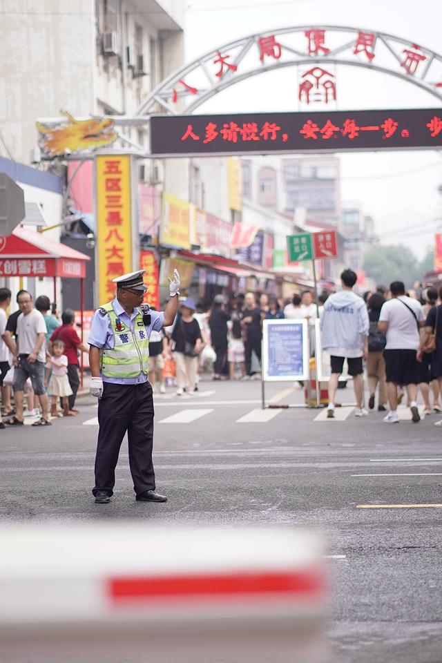 交警在“网红”打卡点八大局便民市场门口指挥交通 王雨 摄
