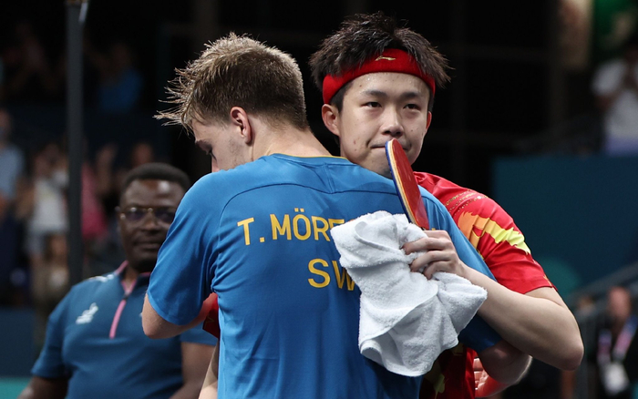 　王楚钦（右）用副板出战，他输给了此前从未输过的莫雷加德。 图/新华社