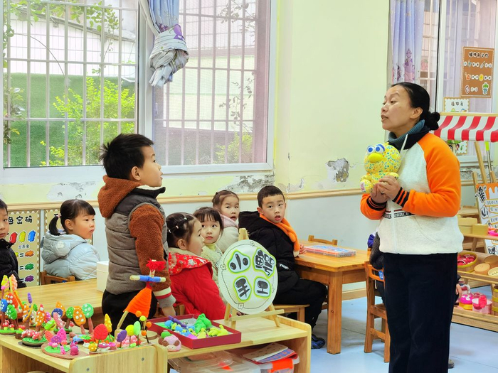 四川省内江市重龙镇第一幼儿园财商教育课上老师陈娅讲述艾摩的故事