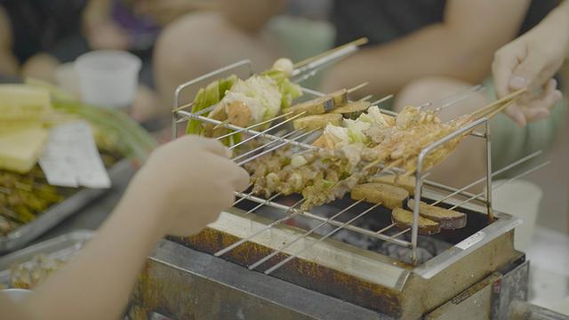 食客自助烤制淄博烧烤 王雨 摄