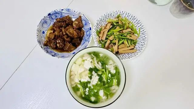 两菜一汤,家常便饭,经济实惠