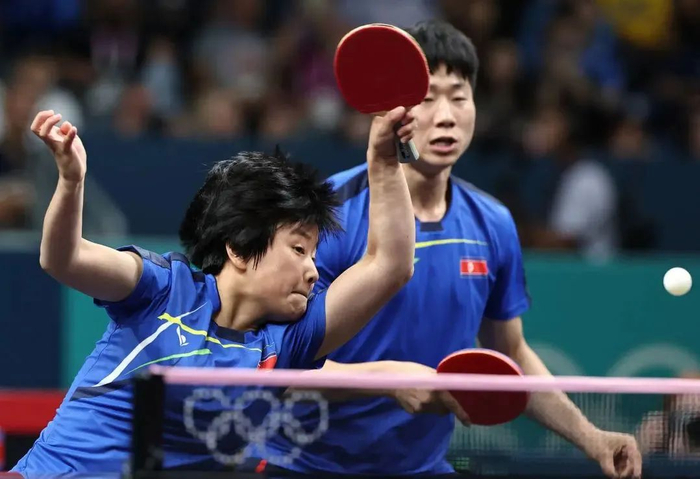 ▲朝鲜组合李正植/金琴英（左）在比赛中。新华社发