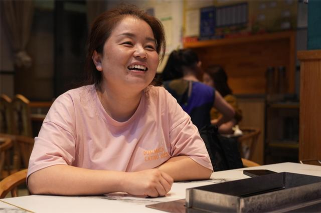 淄博烧烤协会张店区会长、正味烧烤老板娘刘静在接受“记录中国”团队 采访 王小淳 摄