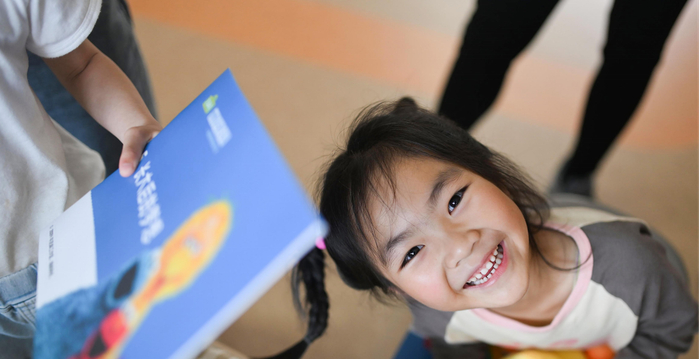 儿童与芝麻街合影