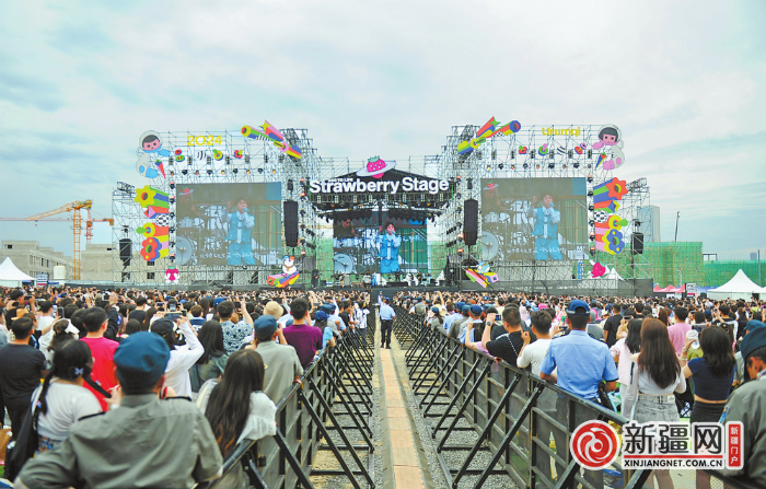 今年，乌鲁木齐迎来了一系列演唱会、音乐节，明星们顺便打卡了旅游新热点 。图为草莓音乐节现场。（全媒体记者雷婷摄）