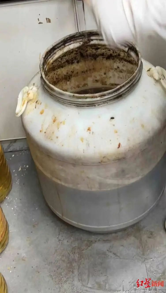 ▲网帖所称的涉事门店废油桶