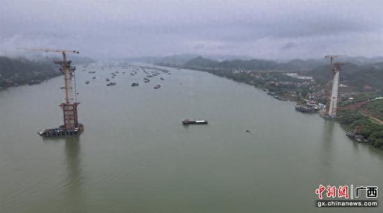 苍容浔江大桥先导索过江施工现场。施工方 供图