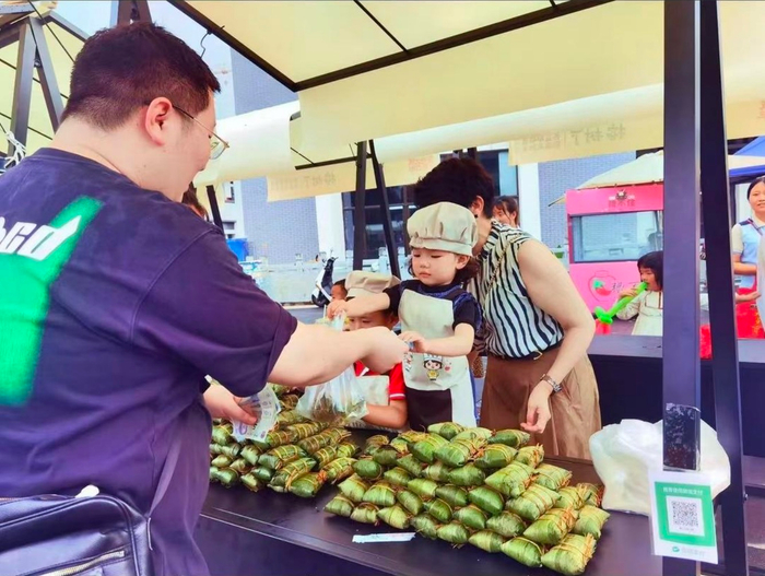 贵州省贞丰县第一幼儿园义卖活动现场