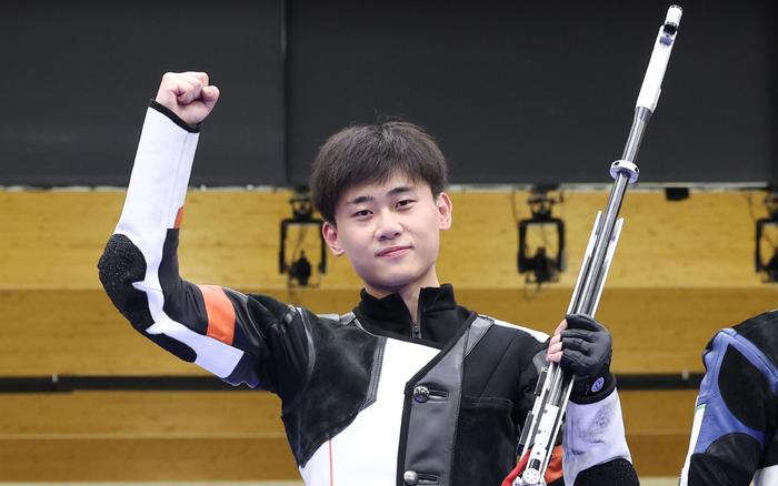 男子50米步枪三姿决赛，刘宇坤有惊无险地夺得金牌。 图/新华社