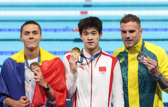 图为潘展乐与银牌、铜牌得主合影。