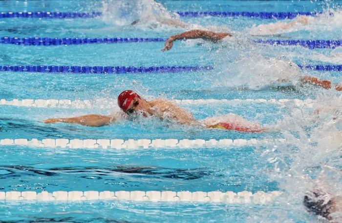 图为潘展乐在比赛中保持领先。