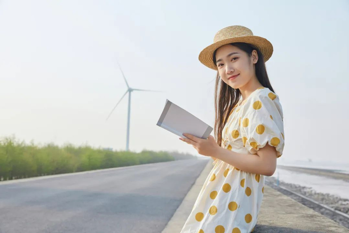 16岁初中女生辍学订婚,笑容灿烂: "就算我不上学,只要嫁得好,以后照样