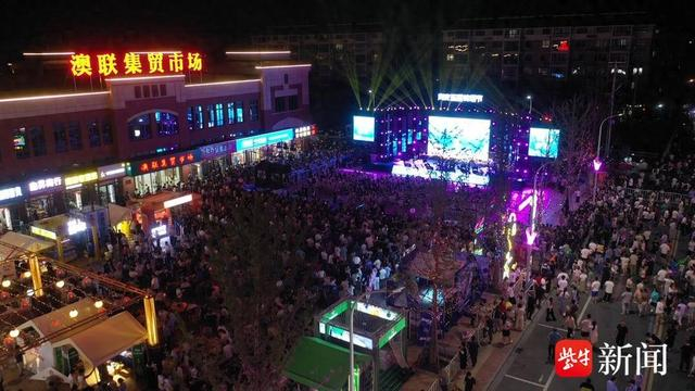 在城东镇澳联商业街区,城区西南侧的万达广场,分别举办"醉美海安 烟火