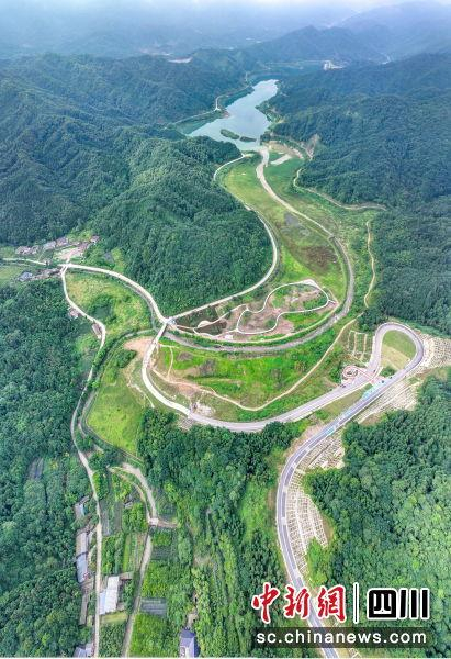 旅游环线冰川湖段。 什邡市委宣传部供图
