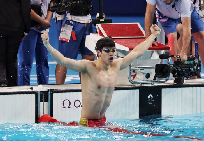 图为潘展乐夺冠后在水中庆祝。