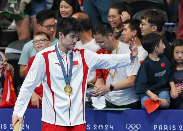 图为潘展乐面对镜头挥手致意。