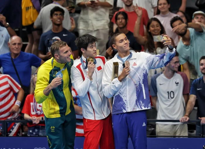 图为潘展乐与银牌、铜牌得主合影。