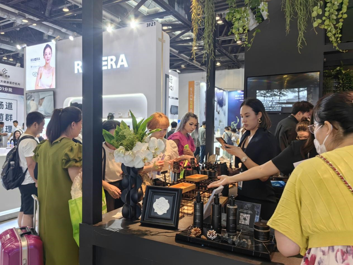 图为消费者在购买香氛精油产品。