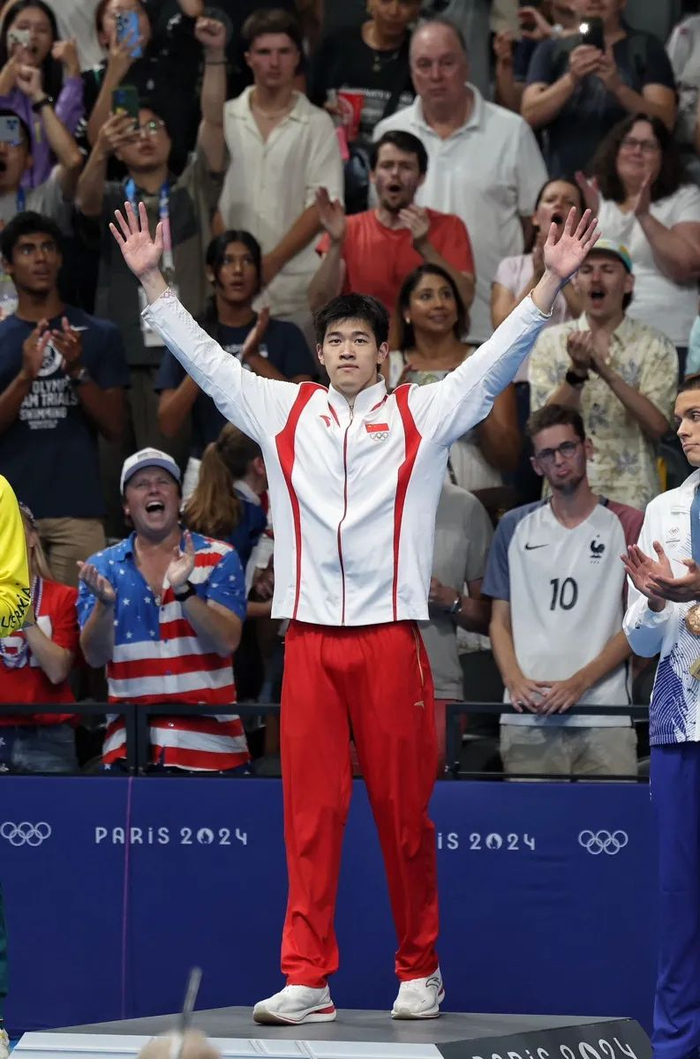 图为潘展乐登上冠军奖台。