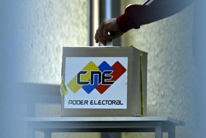 7月28日，选民在委内瑞拉加拉加斯一处投票站投票。 新华社记者 李木子 摄