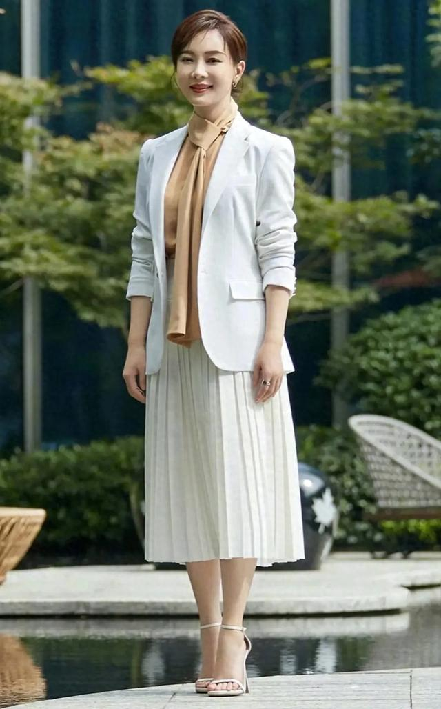 看完"衬衫 裙子"的穿衣示范才发现:衣不紧身,不花哨优雅得体