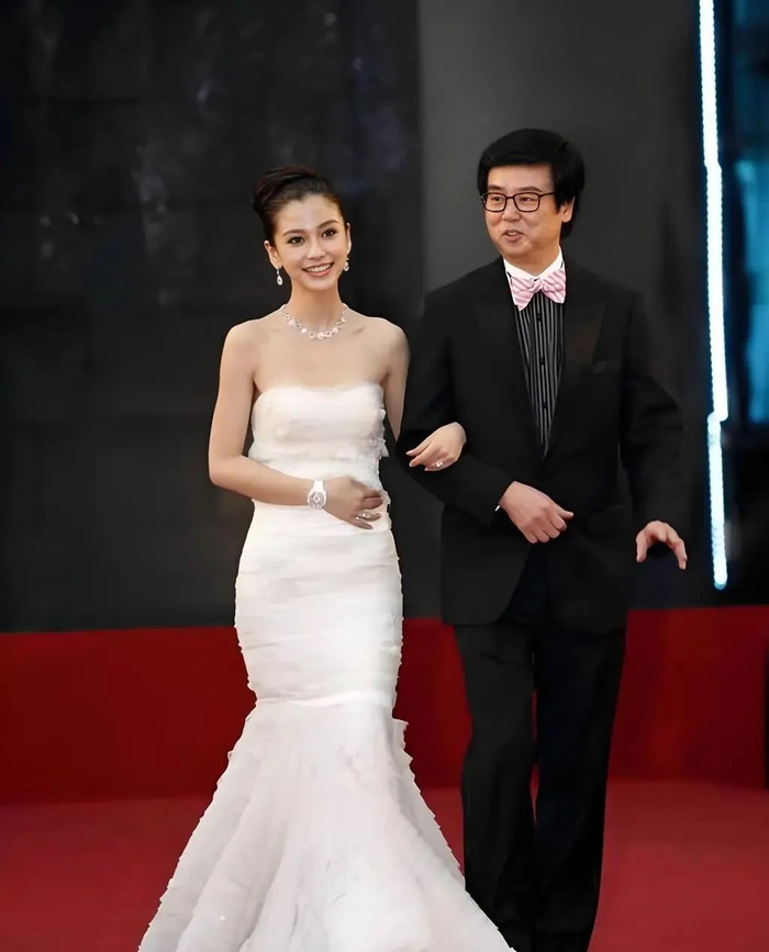 得到黄百鸣认可在《花田囍事2010》当戏份超多的女三,在日本签约爱