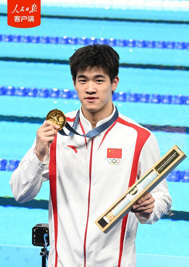 潘展乐登上冠军领奖台|奥运会|巴黎奥运会|中国游泳队_新浪新闻