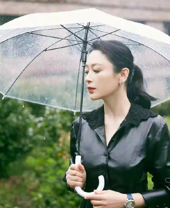 陈凯歌老婆陈红时尚大气,穿黑色连衣裙 低马尾,气场太强大!