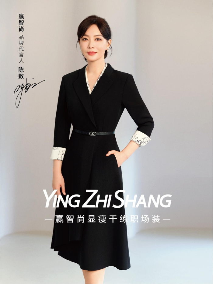 都仿佛是她内心世界的延伸,既展现了当代女性女性"不断向上,向前一步"
