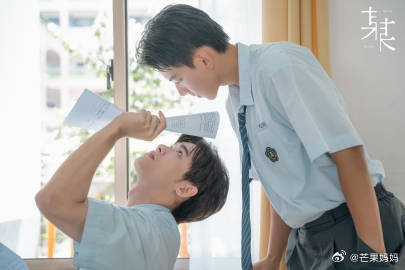 台剧《某某》定档8.22,原著是木苏里的《某某》…|台剧|某某|原著_新浪新闻