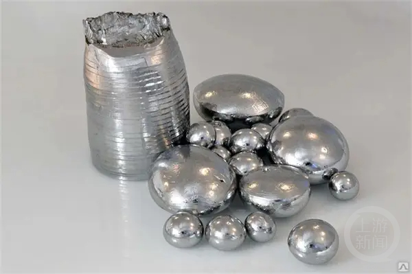 警方现场查获的某稀有金属。 图片来源/上海警方