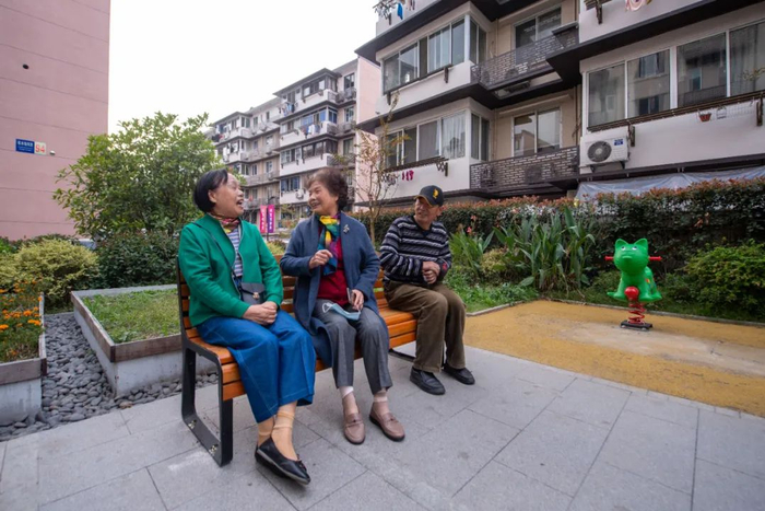 居民在小区休闲场地聊家常 江汉 摄