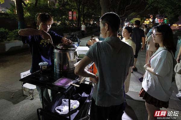 夏夜长沙地摊经济火热,街头巷尾洋溢着浓浓烟火气