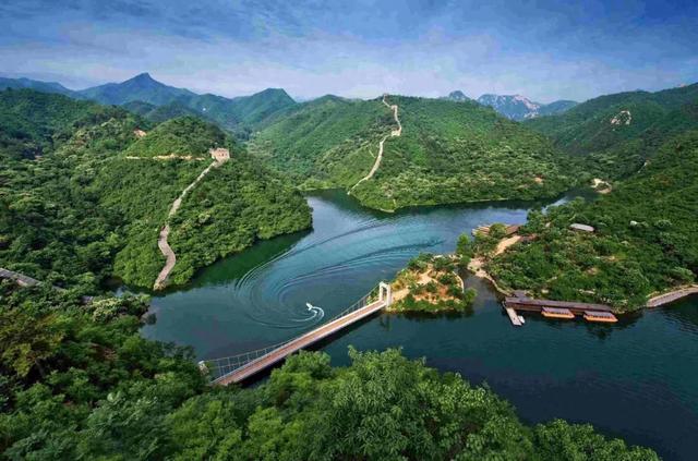位于北京怀柔九渡河镇境内,因三段长城入水而得名,是一处与水相连的