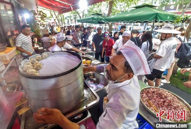 乌鲁木齐"网红街"吸引游客品美食